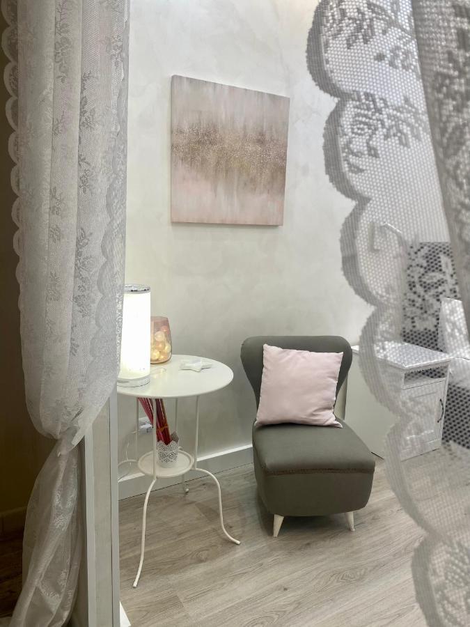 Close To The Coloseum, 2 Minutes Walk From Metro A Lägenhet *
