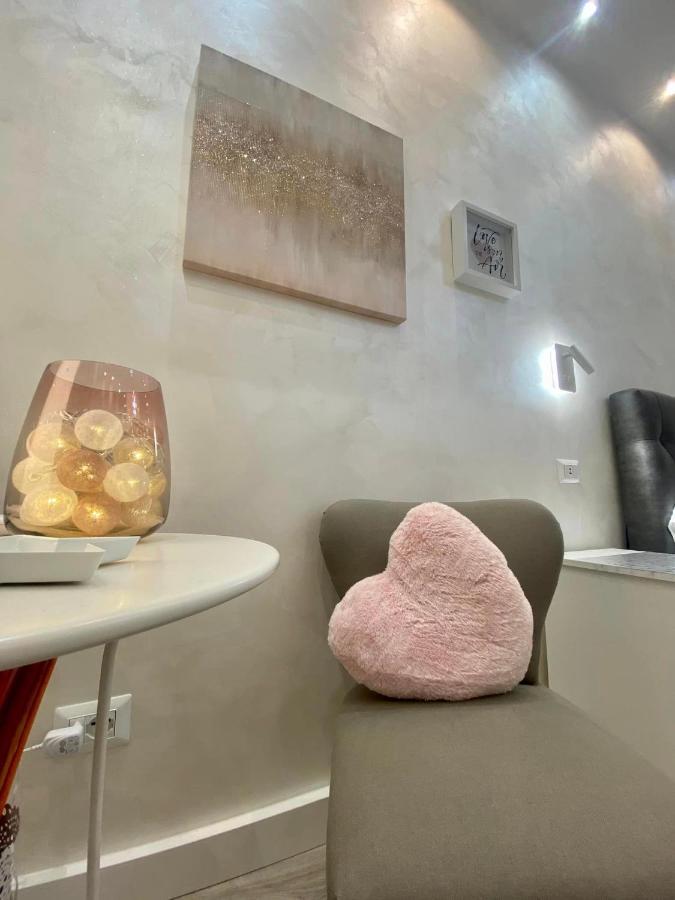 Apartment Close To The Coloseum, 2 Minutes Walk From Metro A Rom