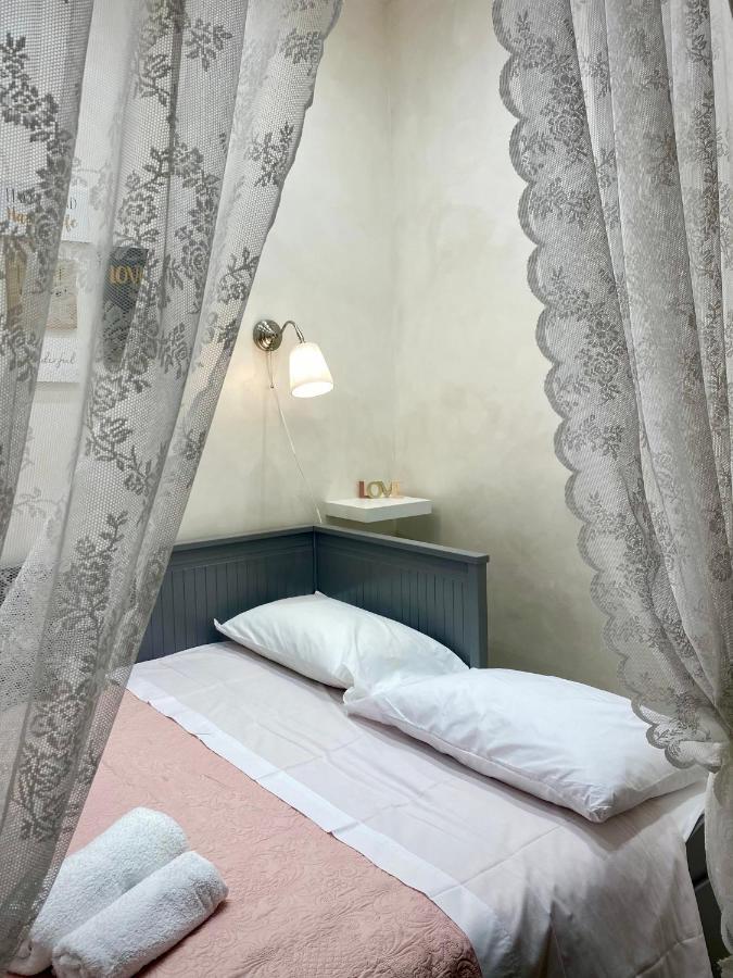 Apartment Close To The Coloseum, 2 Minutes Walk From Metro A Rom